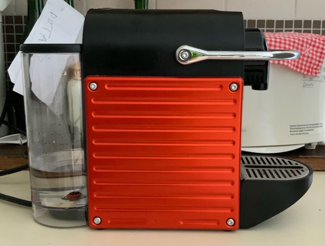 Nespresso Pixie coffee maker （分類：其他家庭電器）位於 Hong Kong。 由 webspeed 提交（商品編號 1195230401，圖片 1）。簡介： Nespresso Pixie coffee maker in working order. Boxed with manual. Free 5 capsules。