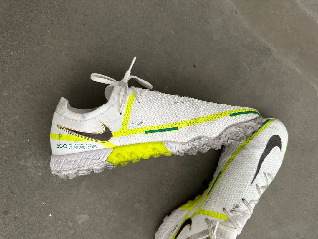 White turf top soccer shoes