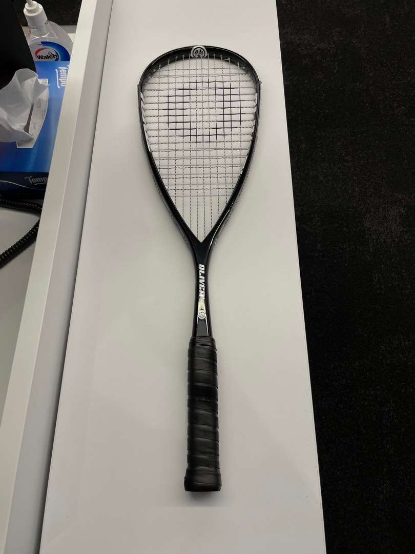 OLIVER HIRE Graphite squash racket, 運動產品, 其他運動配件 Carousell