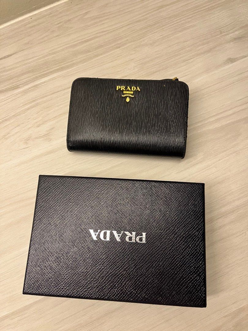 Prada saffiano outlet medium wallet