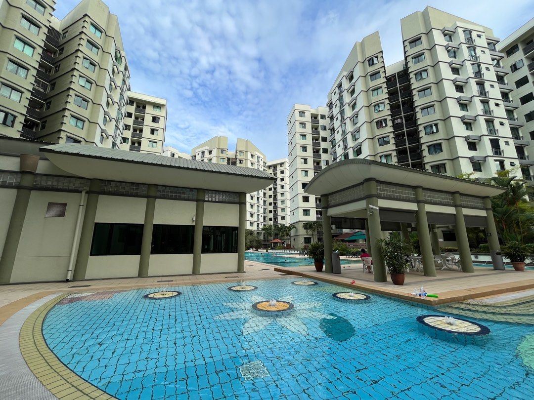 Condo common rooms for rent in the East Singapore along MRT green line
