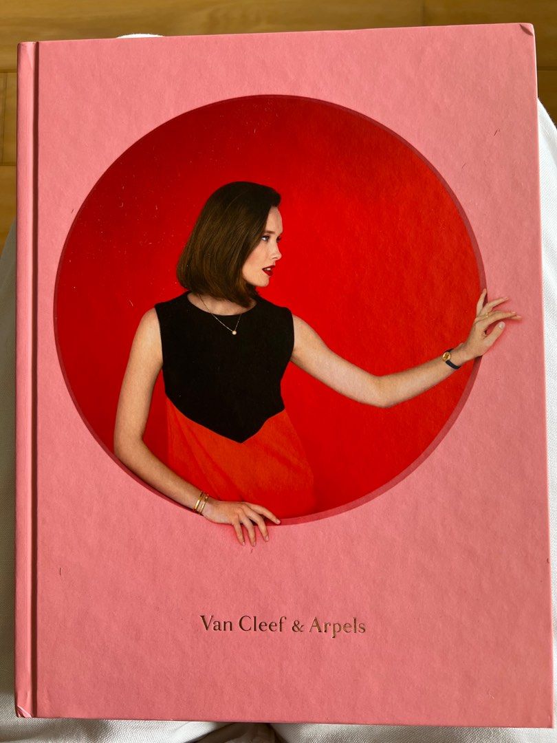Van Cleef & Arpels VCA 2022 catalog, 興趣及遊戲, 書本 & 文具, 雜誌及其他 Carousell