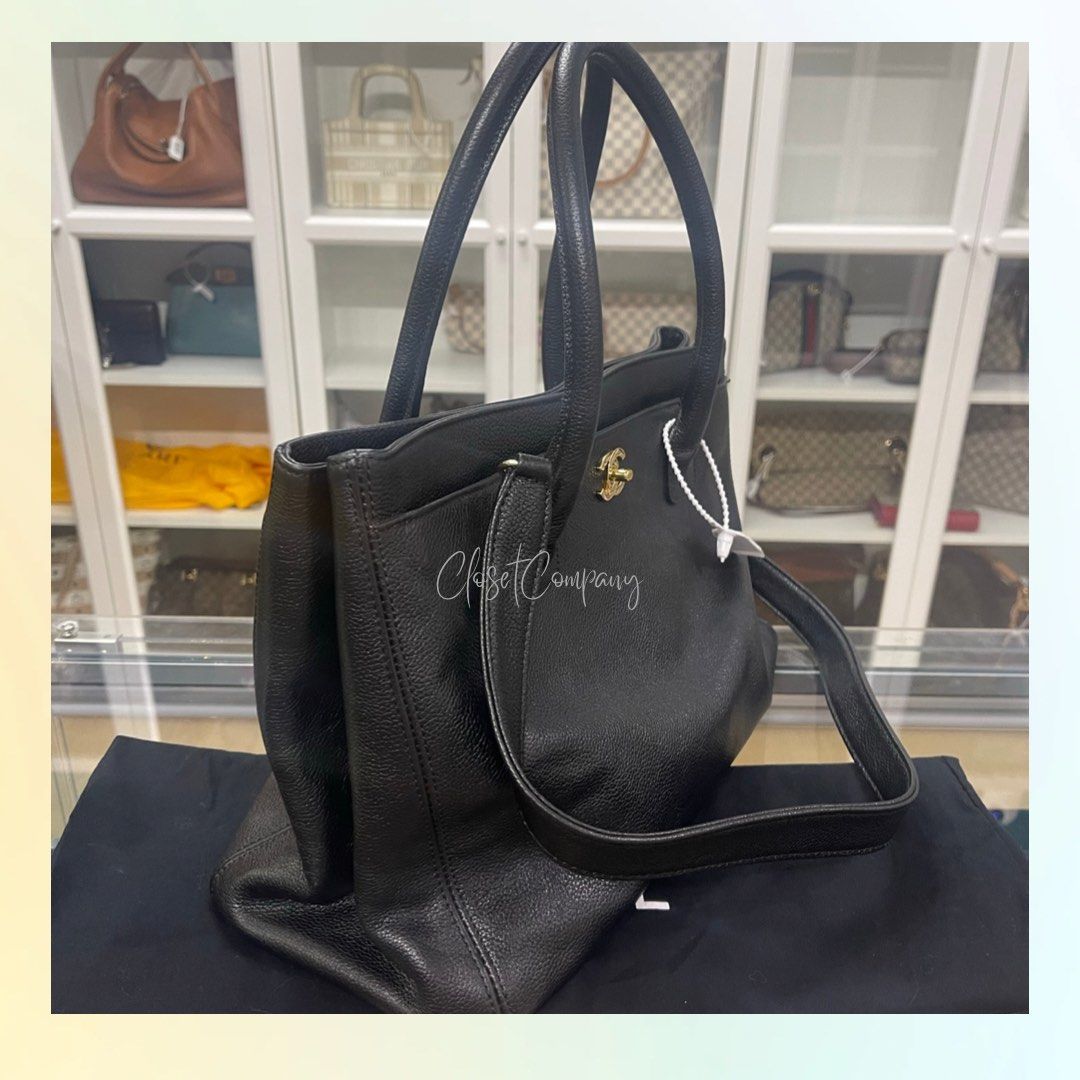 Very Good condition Chanel Executive Cerf Medium Tote Black Gold Hardware  Series 9, Luxury, Bags & Wallets on Carousell