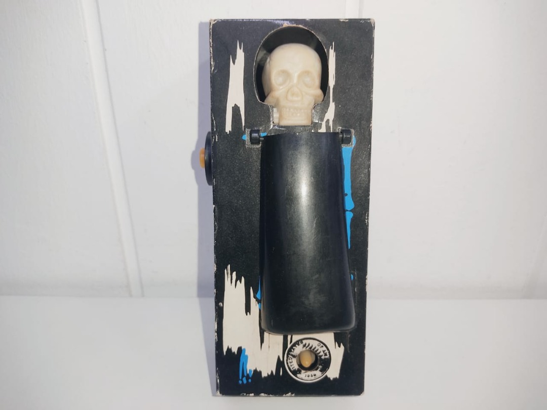 VINTAGE MECHANICAL WIND UP SKELETON COFFIN BANK COIN GRABBER, Hobbies