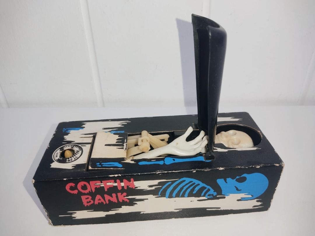 VINTAGE MECHANICAL WIND UP SKELETON COFFIN BANK COIN GRABBER, Hobbies