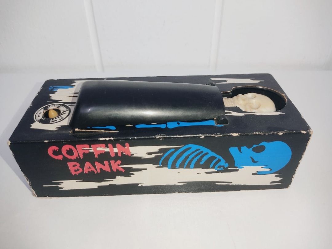 VINTAGE MECHANICAL WIND UP SKELETON COFFIN BANK COIN GRABBER, Hobbies