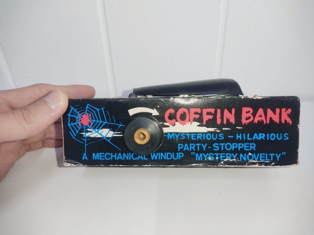 VINTAGE MECHANICAL WIND UP SKELETON COFFIN BANK COIN GRABBER, Hobbies