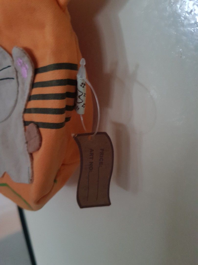 Bag (Category: Purses & Pouches) located in Singapore. Submitted by purple_wig (Listing ID 1195481221, Image 3). Description: Cute cat design handbag for all ages.