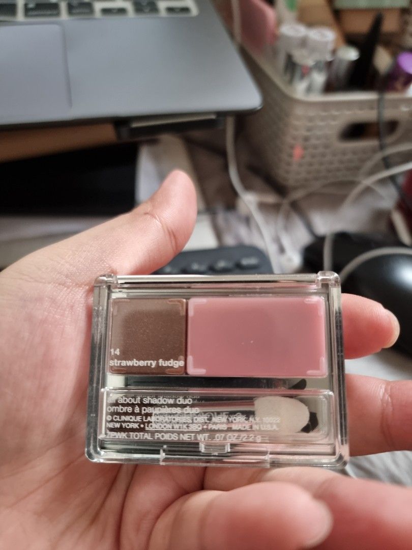CLINIQUE EYESHADOW (Category: Makeup) located in Pasig City. Submitted by Andyglambeautyph (Listing ID 1195487191, Image 2). Description: Never used just opened to check PM me!.