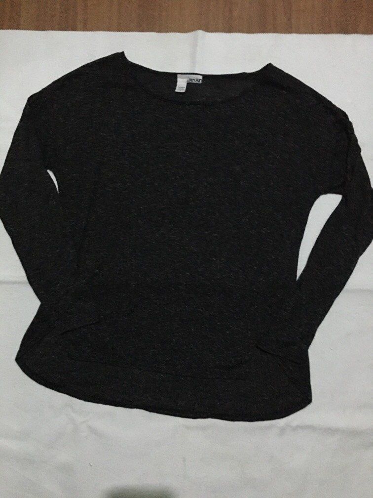 Gray long sleeve shirt (Category: Blouses) located in Antipolo. Submitted by seylecious (Listing ID 1195561260, Image 1). Description: Abound shirt Gray speckled color Linen and poly material Long sleeve Good for office or casual wear Can be ised as inner layer for jackets or blazers.