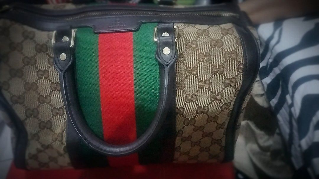 Gucci doctor bag (Category: Luxury Bags & Wallets) located in Manila. Submitted by darinpadilla29 (Listing ID 1195578492, Image 2). Description: top grade Gucci used twice or thrice rubber lining very good hardware is still gold.