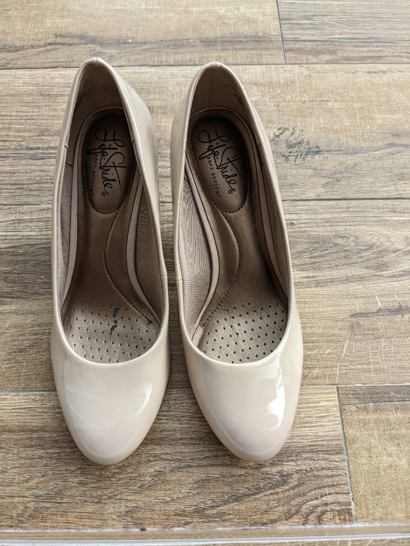 Life stride nude best sale pumps
