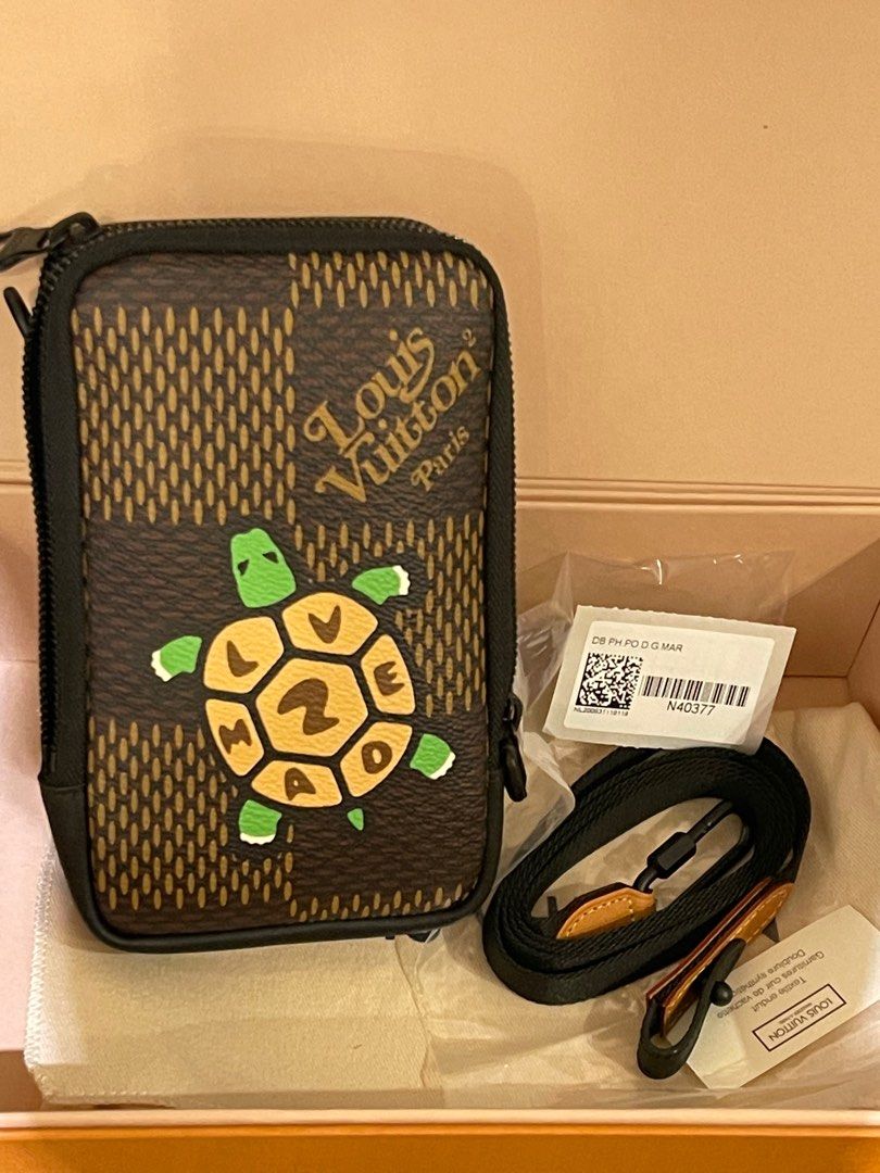 LV x Nigo human made 限量聯名烏龜phone box, 男裝, 袋, 小袋