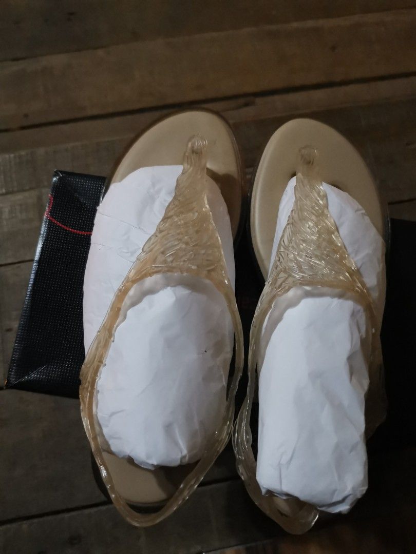 melissa jelly sandals (Category: Flats & Sandals) located in Malolos. Submitted by leniclaviomangaran2527 (Listing ID 1195405517, Image 2). Description: almost new authentic transparent melissa flat jelly sandals, smells good.
