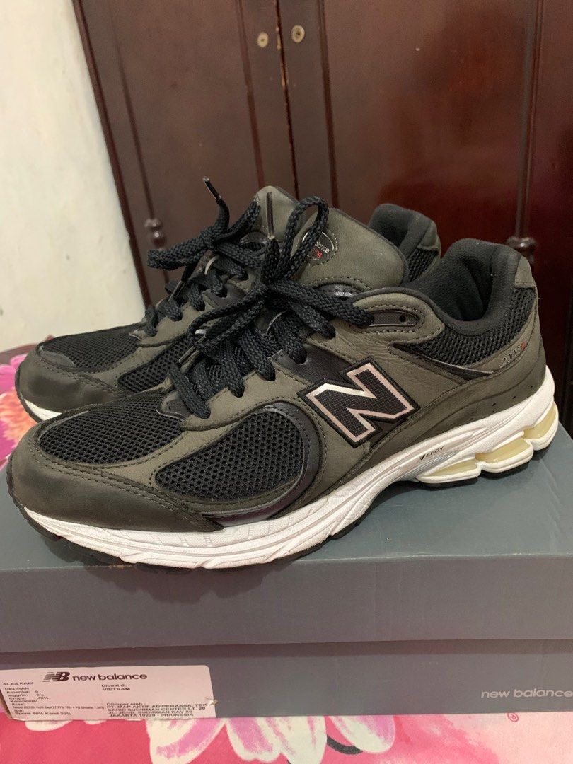 New balance 2002r Dark Grey Black size 42,5 ML2002RB kulit sapi, mirip nb  990 1906 9060 murah, Fesyen Pria, Sepatu , Sneakers di Carousell