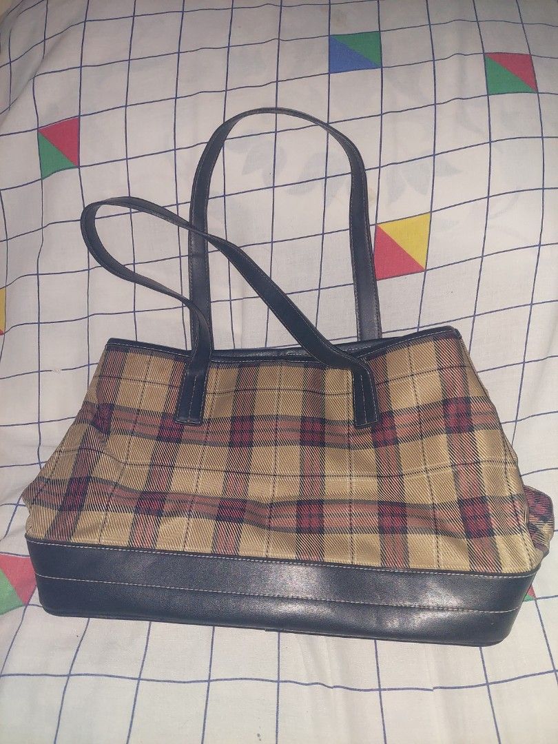 Nine west (Category: Shoulder Bags) located in Manila. Submitted by jamyla (Listing ID 1195512384, Image 1). Description: needs cleaning very good condition.