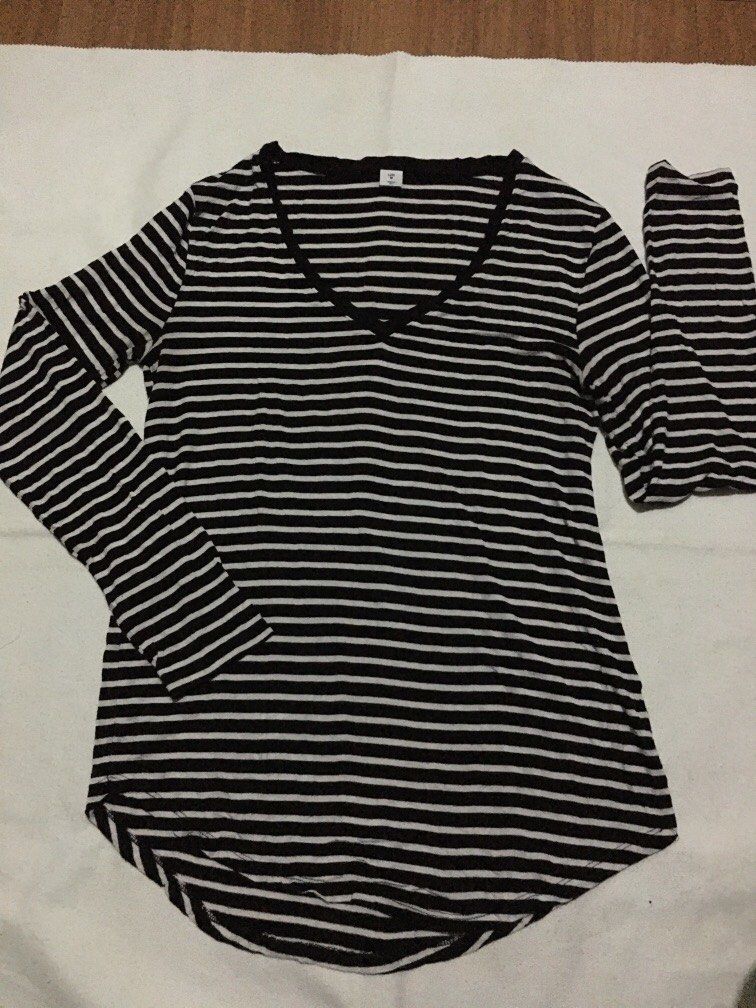 Old navy stripe blouse Medium (Category: Blouses) located in Antipolo. Submitted by seylecious (Listing ID 1195557783, Image 1). Description: Old Navy long sleeves blouse b&w stipe pattern, vneck Size medium Stretchy material, soft cotton fabric Used but not abused Rfs: decluttering/wfh.