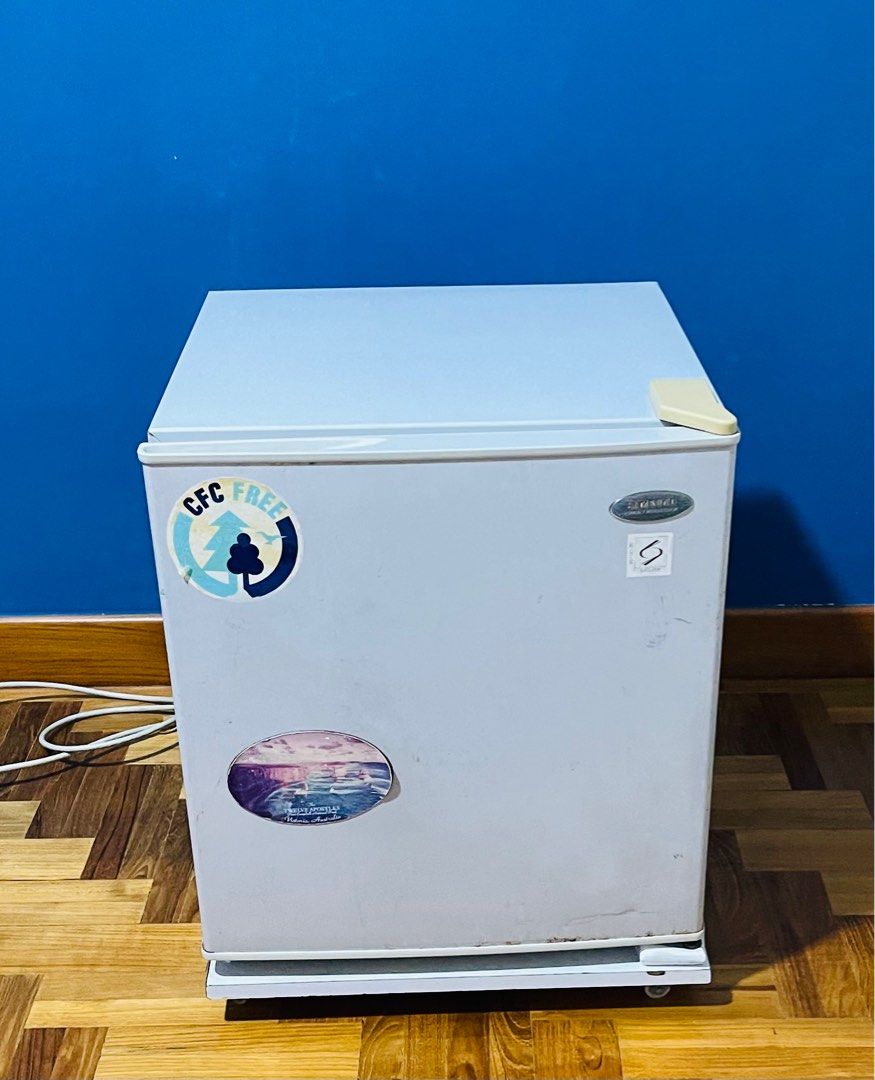 Samsung Mini fridge SG058R, TV & Home Appliances, Kitchen Appliances