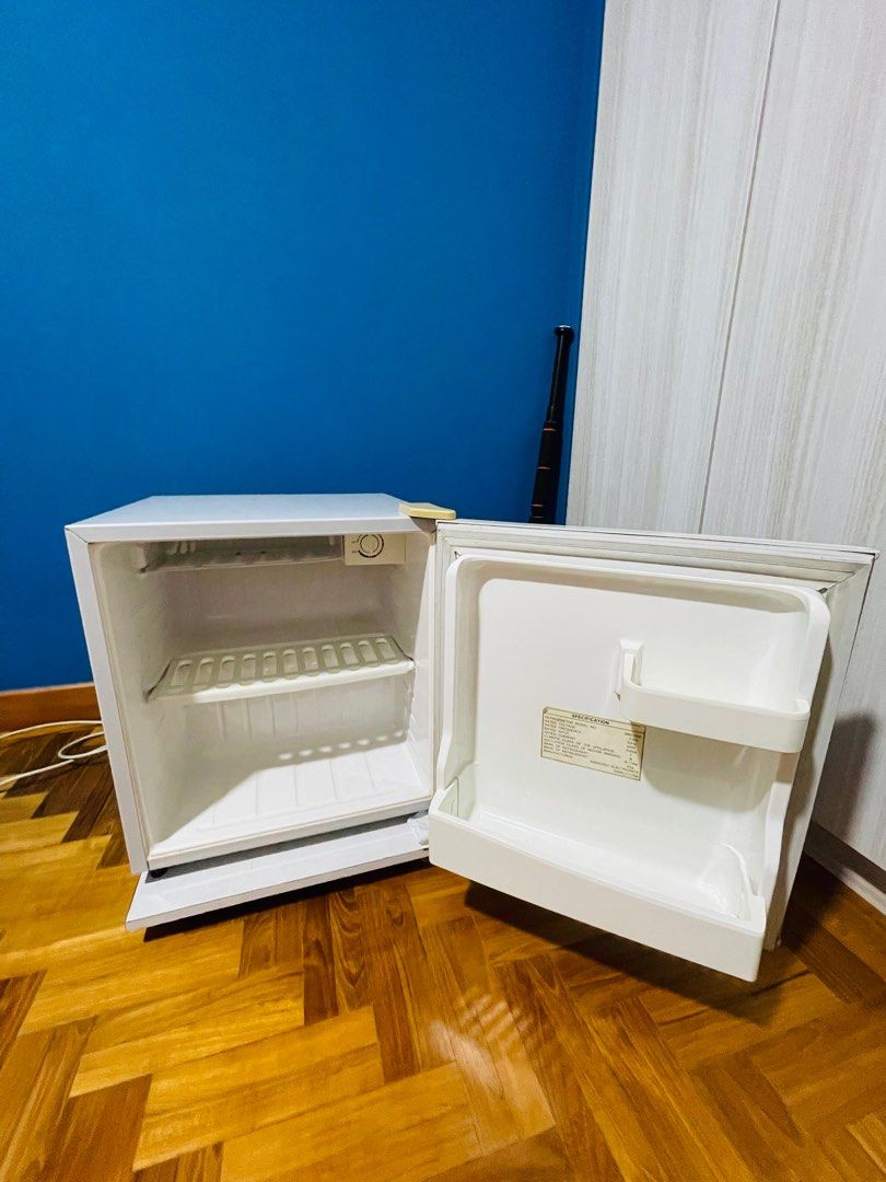 Samsung Mini fridge SG058R, TV & Home Appliances, Kitchen Appliances