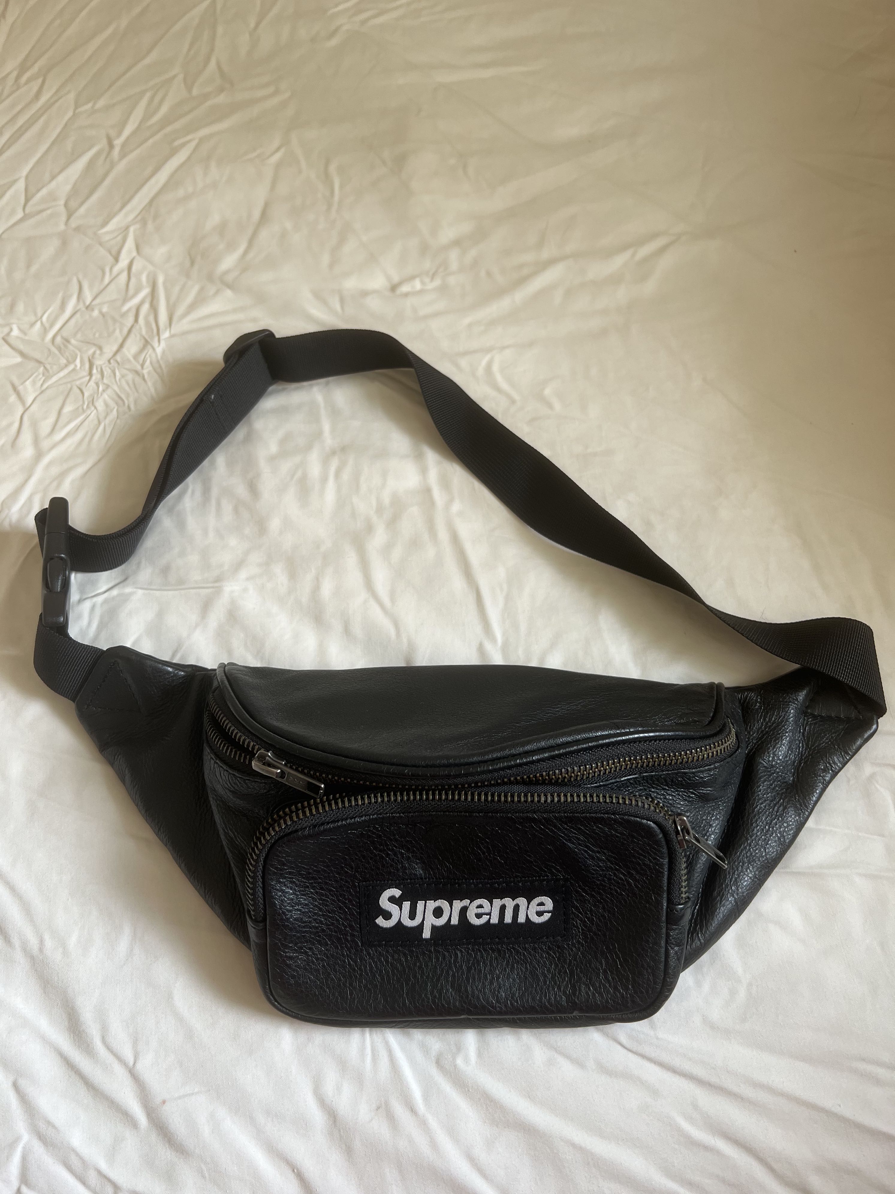 SUPREME BLACK LEATHER WAIST BAG (From Japan), 名牌, 手袋