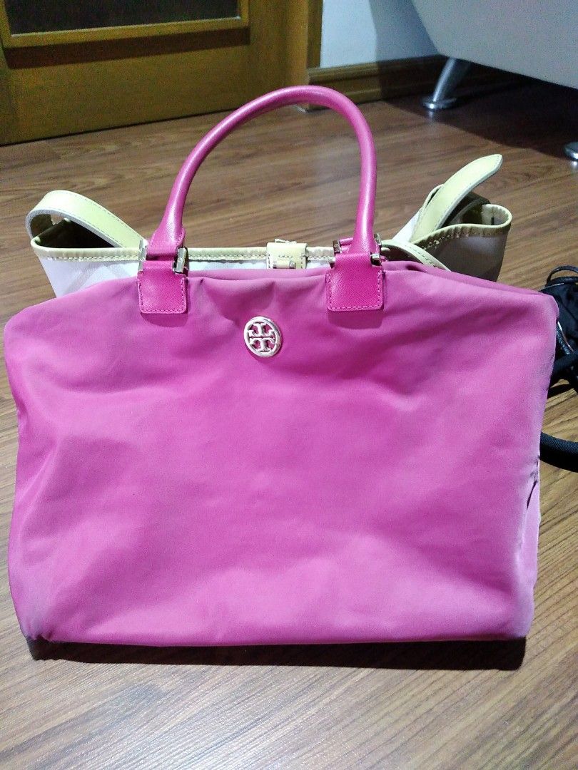 Tori Burch Pink Tote Bag Authentic (Category: Luxury Bags & Wallets) located in Antipolo. Submitted by lanetatum (Listing ID 1195472872, Image 1). Description: Has a small ink mark. Buttom part is dirty..