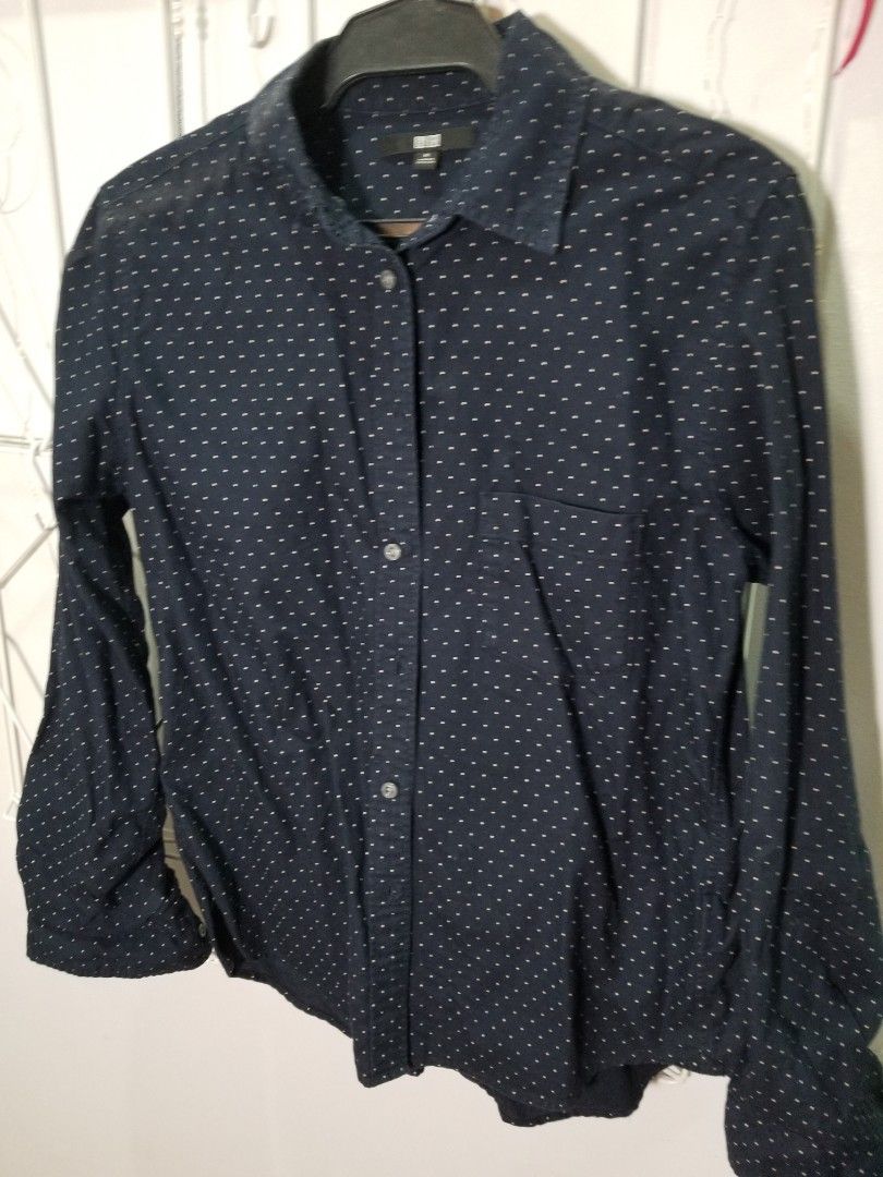 Uniqlo Long Sleeves Polo (Category: Blouses) located in Paranaque City. Submitted by politzki (Listing ID 1195419981, Image 1). Description: .