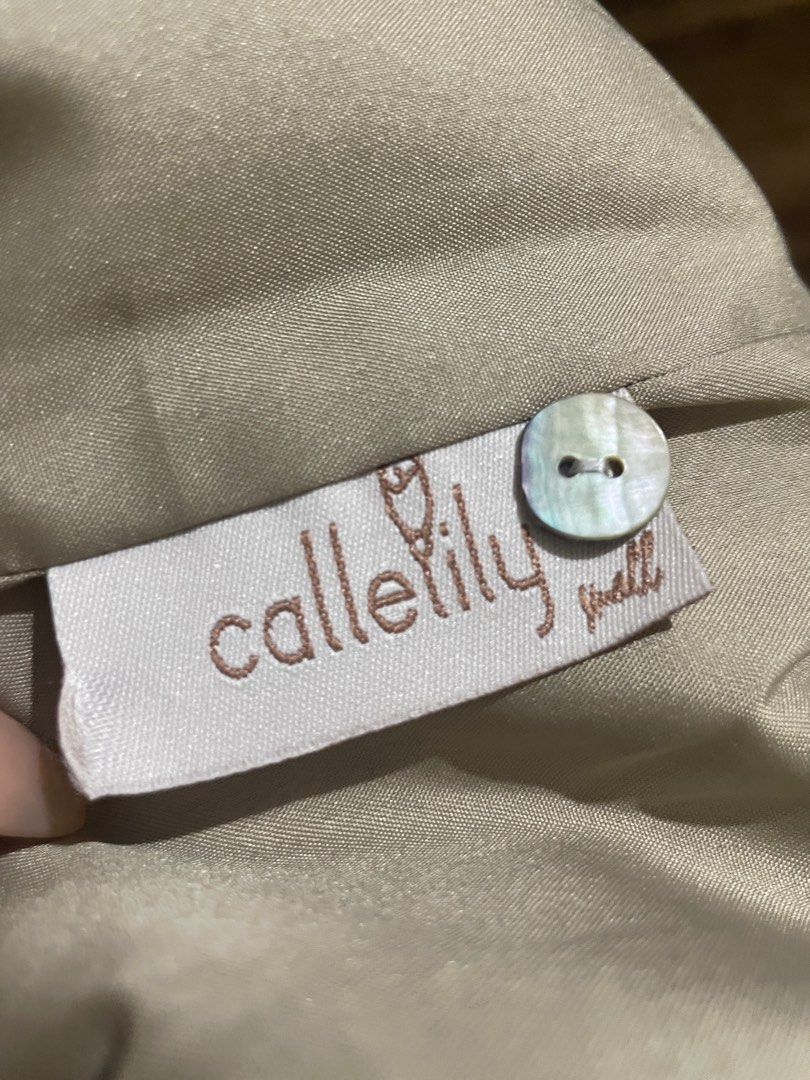 2 way cropped linen top (Category: Sleeveless) located in Makati City. Submitted by helpdeclutter11 (Listing ID 1195735271, Image 3). Description: - worn once - bought from Callelily in IG .