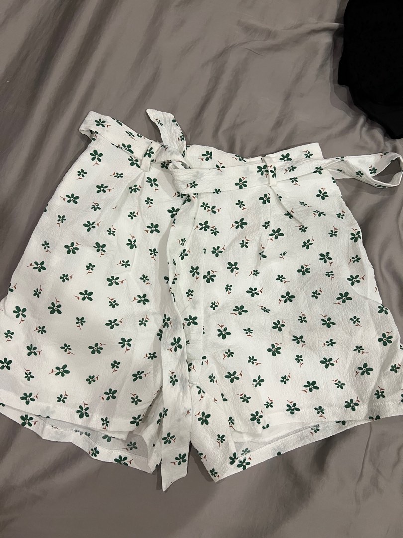 BN White Flower Shorts Women s Fashion Bottoms Shorts on Carousell