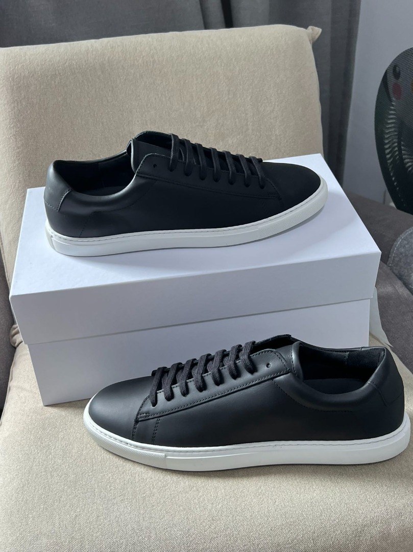 White sneaker on sale black sole