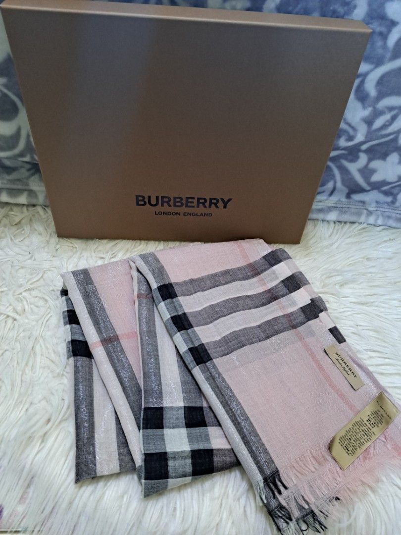 Burberry 經典粉紅色Wool silk 頸巾, 女裝, 手錶及配件, 絲巾- Carousell