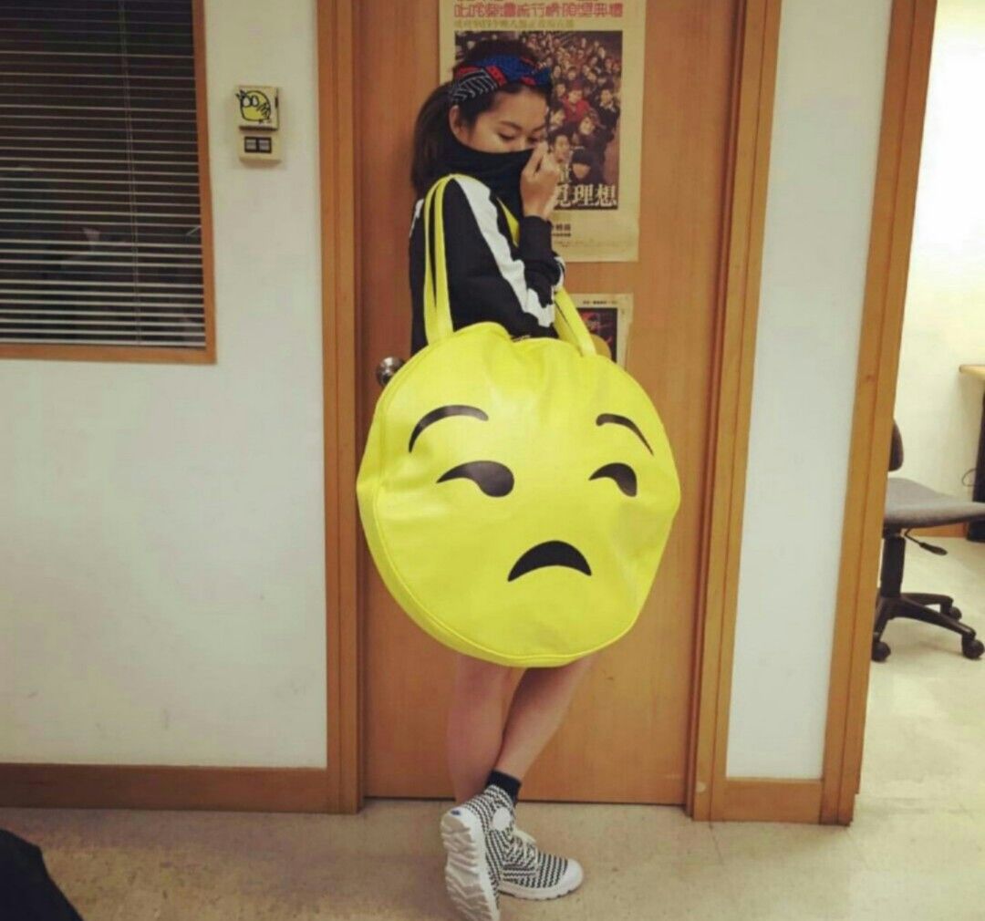 Buy / Swap) Dolls Kill Playful Emoji Giant Bag 美國潮牌西面年初四