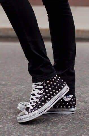 Vans sales faulkner nere