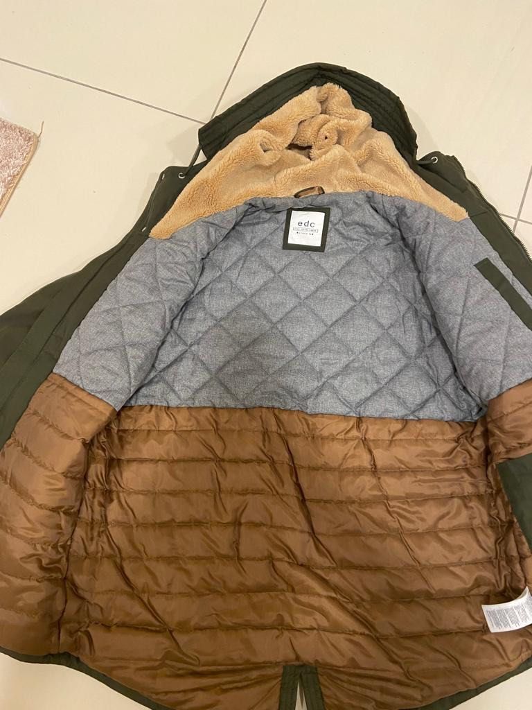 Espirit (Category: Coats, Jackets and Outerwear) located in Jitra. Submitted by ainalzikri (Listing ID 1195783529, Image 3). Description: Dm for more details ❗️❗️❗️.