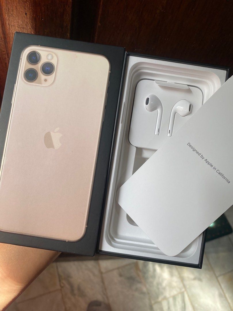 Iphone 11 pro max 256gb (Category: iPhone 11 Series) located in Caloocan City. Submitted by xxnikkico (Listing ID 1195621562, Image 1). Description: Lady owner All original never repaired NEVER OPENED GLOBE LOCKED. 70% batt health Box, ear phones included True tone Face id functioning No issues No major dents Excellent appearance 100% maarte may-ari kaya alaga. Screen protected since day 1 FREEBIES: Madaming case. Screen protector Meet-up TRINOMA