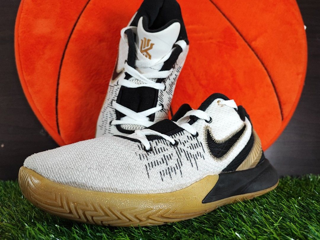 Kyrie flytrap hotsell white and black