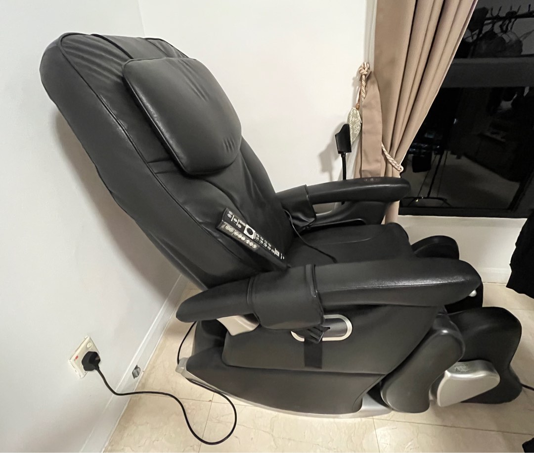 OSIM Massage Chair (IMedic Pro) Still in working condition, Furniture & Home Living, Furniture