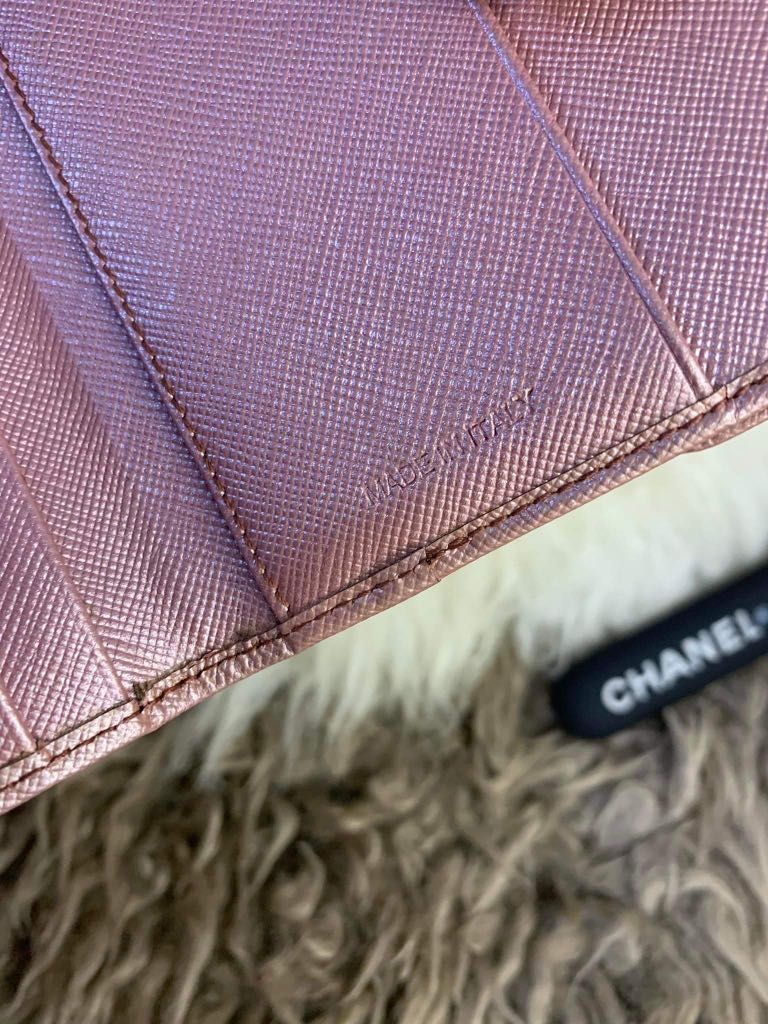 Prada saffiano trifold wallet (Category: Luxury Bags & Wallets) located in Binalonan. Submitted by sheenaluxarchive (Listing ID 1195647749, Image 3). Description: Rank A-AB .