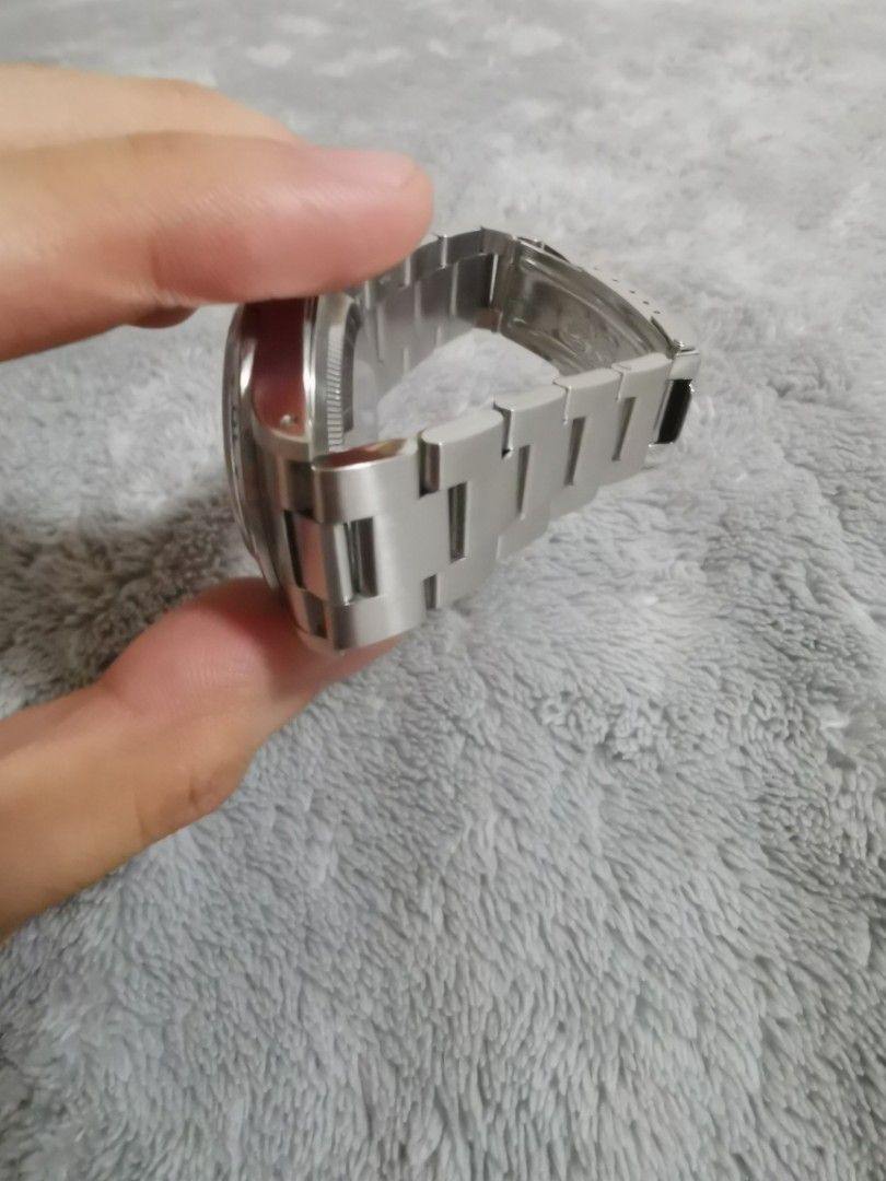 Rolex 16570 Explorer II (Category: Luxury Watches) located in Makati City. Submitted by daitodai (Listing ID 1195721136, Image 3). Description: For sale: Rolex Swiss only 16570 Explorer II Polar Dial 1999 papers from Hong Kong Recently serviced by RSC Makati 8.5/10 cosmetic condition Unpolished Comes as fullset with full bracelet links Price 500000.