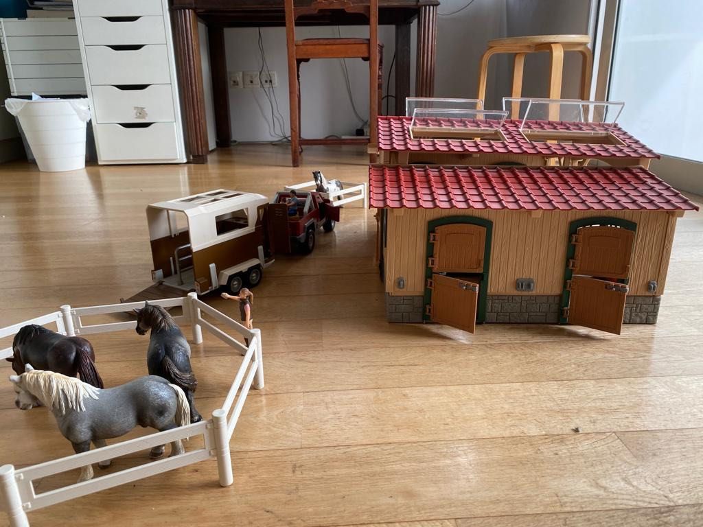 Schleich horse stable / farm, Hobbies & Toys, Toys & Games on Carousell