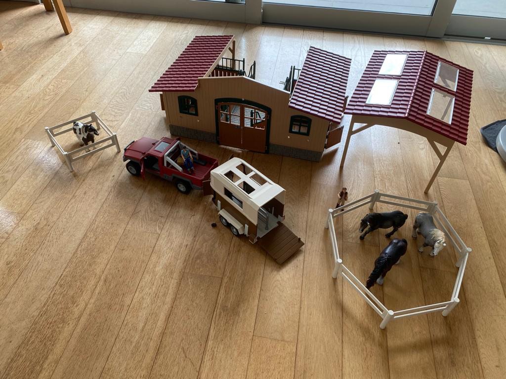 Schleich horse stable / farm, Hobbies & Toys, Toys & Games on Carousell