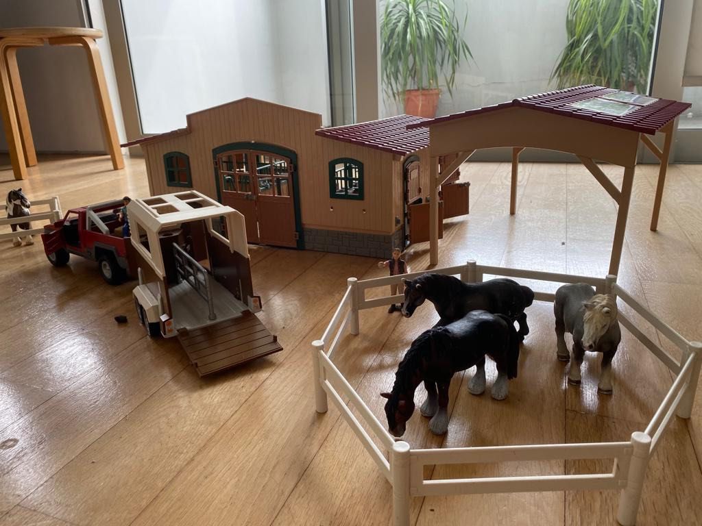 Schleich horse stable / farm, Hobbies & Toys, Toys & Games on Carousell