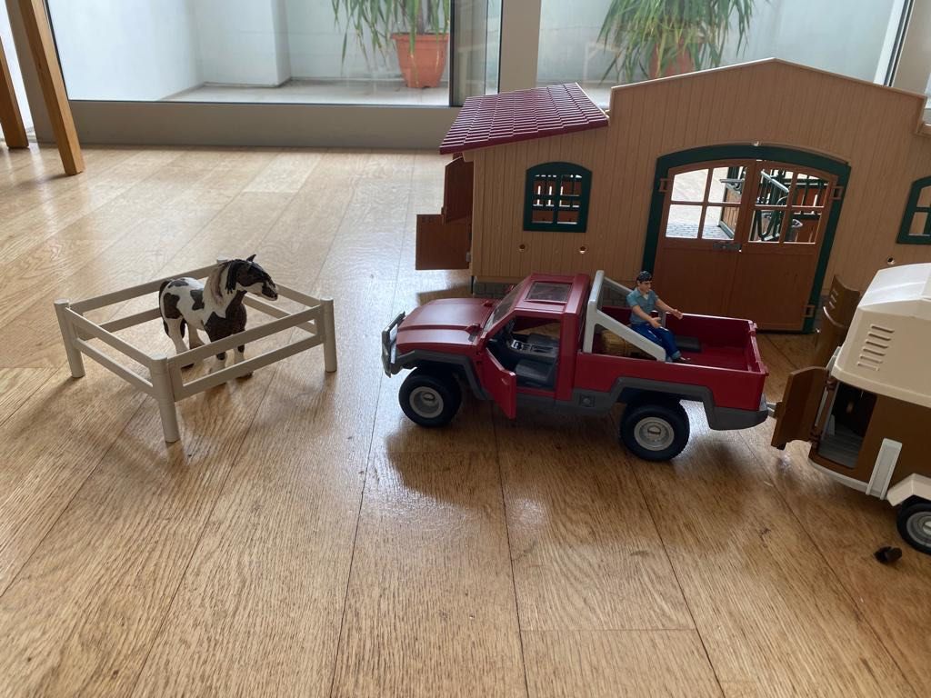 Schleich horse stable / farm, Hobbies & Toys, Toys & Games on Carousell