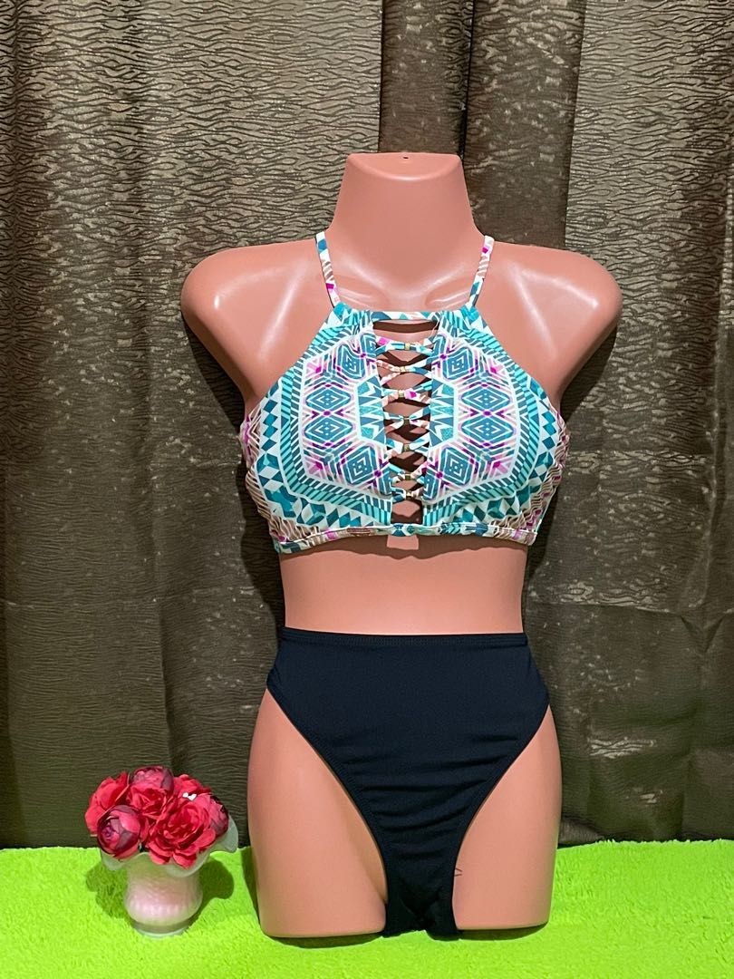 Sexy bikini set (Category: Bikinis & Swimsuits) located in Alaminos. Submitted by remyraon_preloved (Listing ID 1195761380, Image 2). Description: Preloved item, padded, halter croptop, cute design..