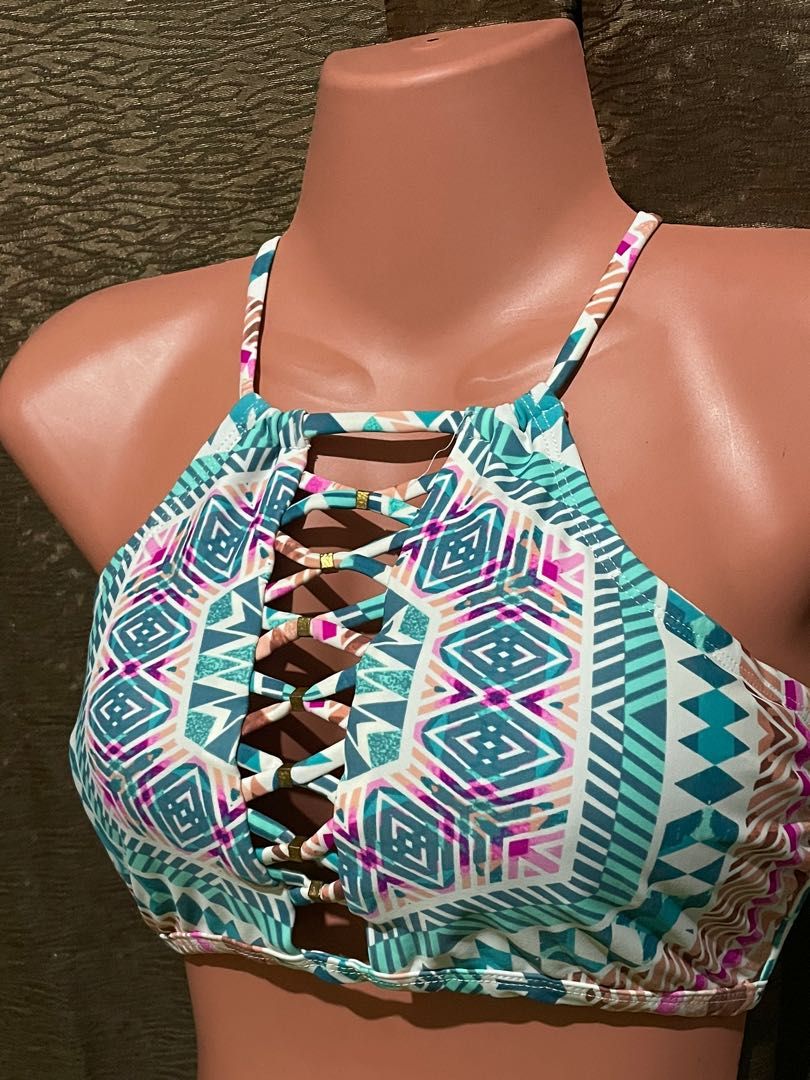 Sexy bikini set (Category: Bikinis & Swimsuits) located in Alaminos. Submitted by remyraon_preloved (Listing ID 1195761380, Image 3). Description: Preloved item, padded, halter croptop, cute design..