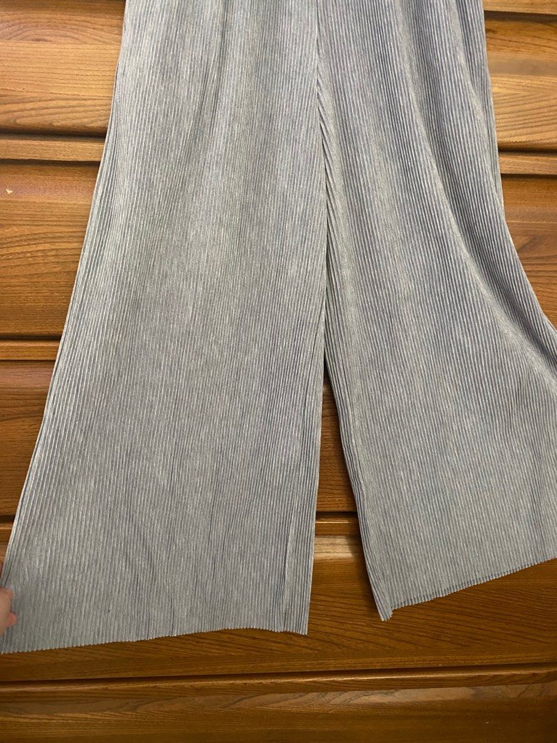 UNIQLO Accordion Pants (Category: Other Bottoms) located in Taguig. Submitted by declutterfinds (Listing ID 1195619970, Image 3). Description: Garterized waist fits till med. Length 25”.