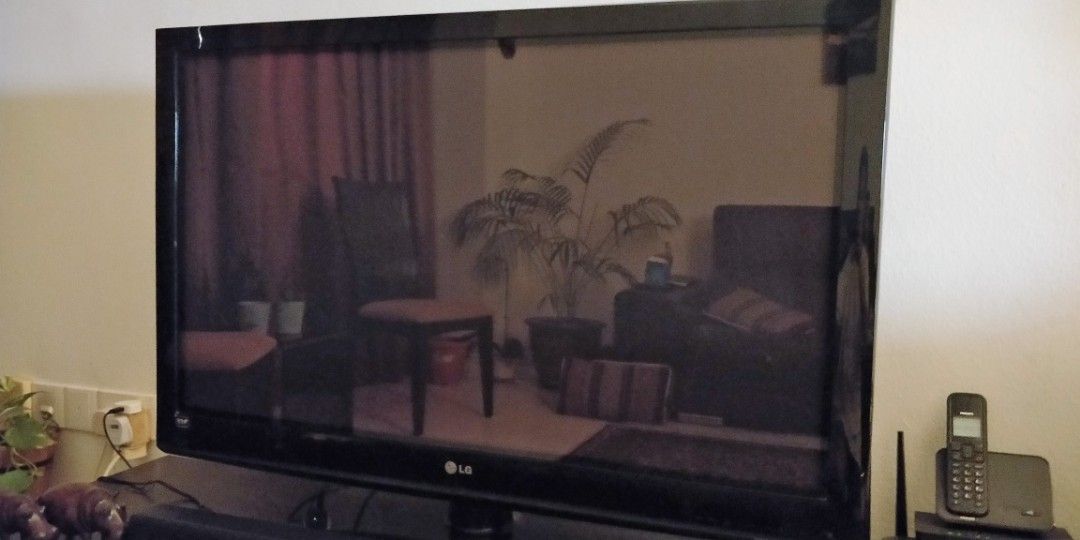 37" Large screen LCD HD TV in perfect working order, TV & Home