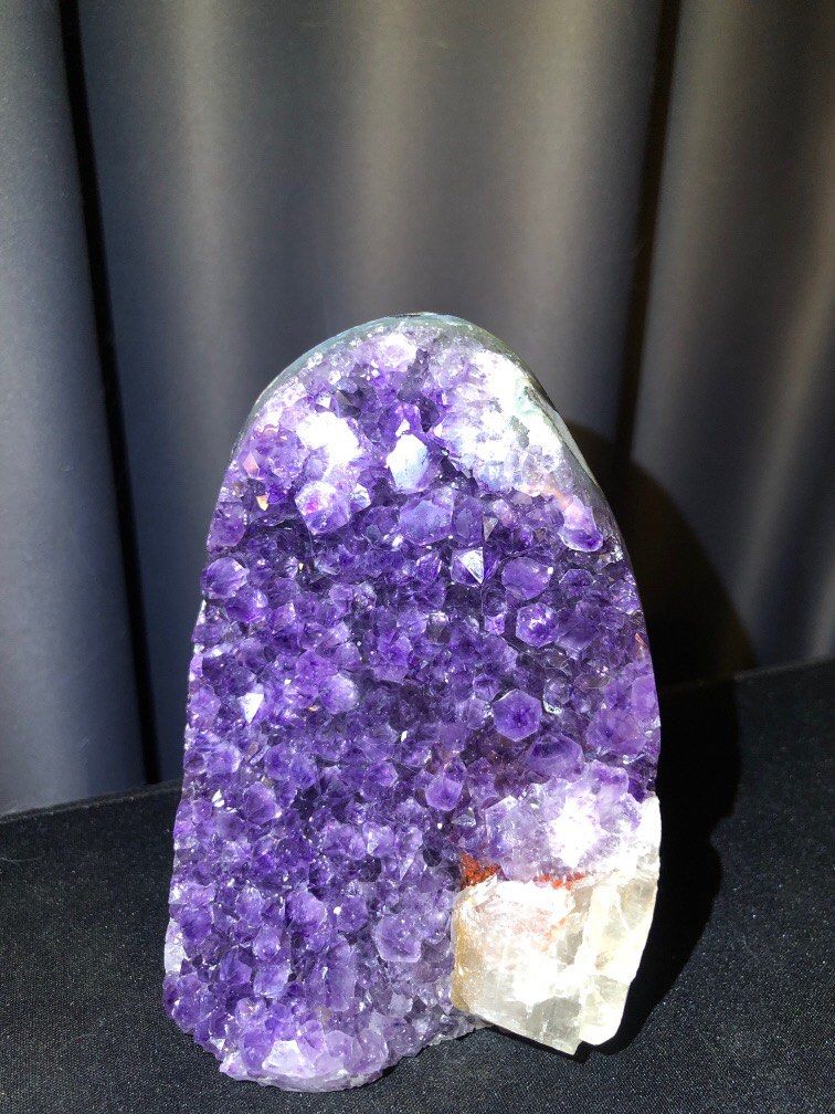 Amethyst Geode (Category: Precious Stones) located in Singapore. Submitted by zetzetzet (Listing ID 1200292021, Image 1). Description: Amethyst Geode crystallized with red tourmaline and calcite H: 13 Weight: 1011.6g.