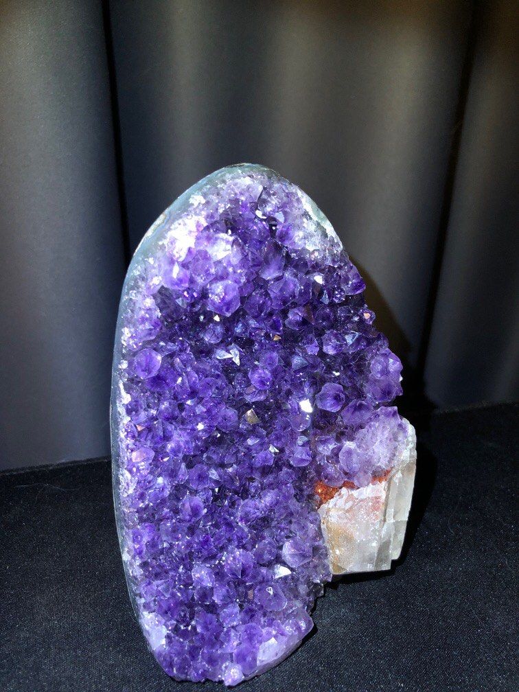 Amethyst Geode (Category: Precious Stones) located in Singapore. Submitted by zetzetzet (Listing ID 1200292021, Image 2). Description: Amethyst Geode crystallized with red tourmaline and calcite H: 13 Weight: 1011.6g.