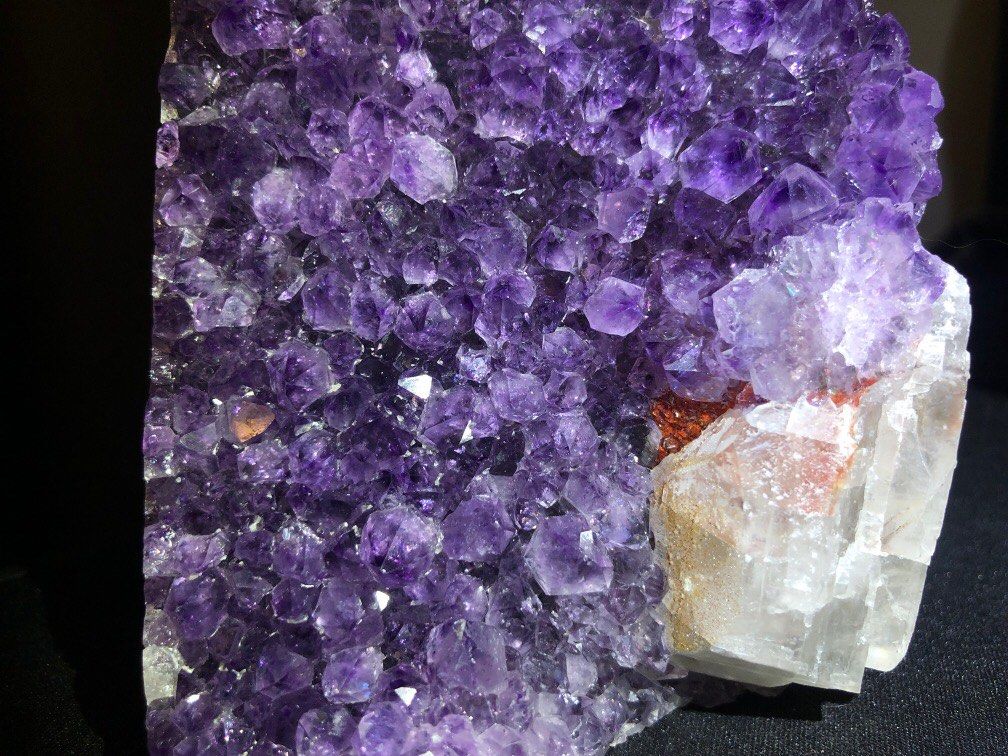 Amethyst Geode (Category: Precious Stones) located in Singapore. Submitted by zetzetzet (Listing ID 1200292021, Image 3). Description: Amethyst Geode crystallized with red tourmaline and calcite H: 13 Weight: 1011.6g.