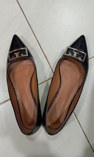 Black flat shoes